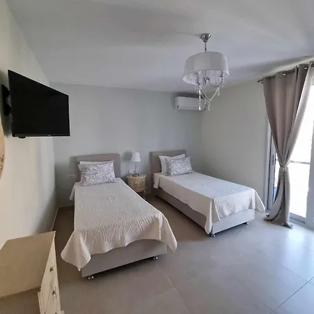Bella Bianca , 200m From Square Apartment