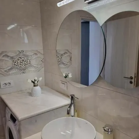 Bella Bianca , 200m From Square Apartment