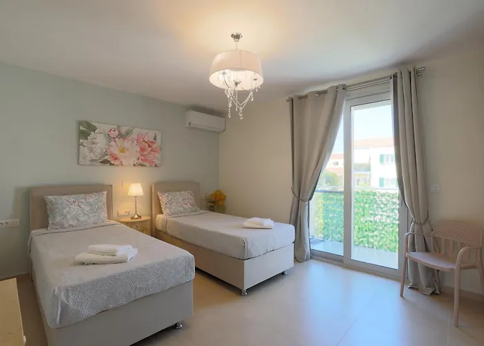 Bella Bianca , 200m From Square