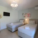 Bella Bianca , 200m From Square Apartamento