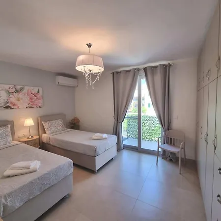 Bella Bianca , 200m From Square