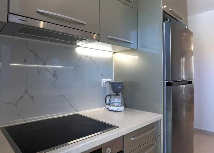 Bella Bianca , 200m From Square